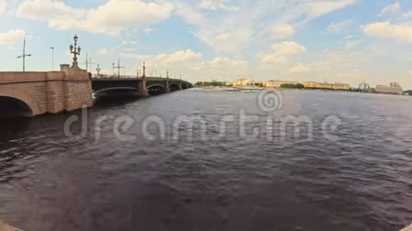 俄罗斯圣彼得堡运河和河船夏天视频的预览图
