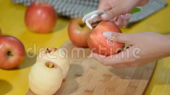 手在木板上剥一个煮苹果视频的预览图