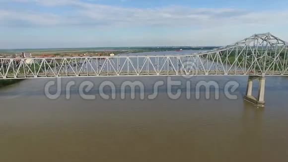 飞越密西西比河和新奥尔良老兵纪念桥背景中的Gramercy氧化铝精炼厂视频的预览图