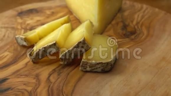 叉子吃一块硬羊奶酪视频的预览图