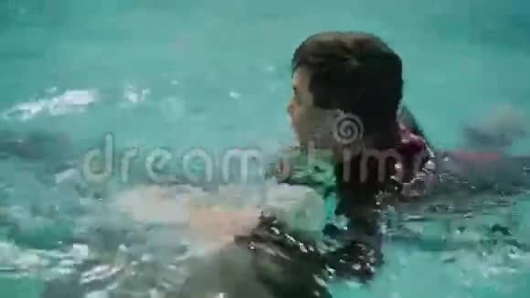亚洲人和海豚一起游泳视频的预览图