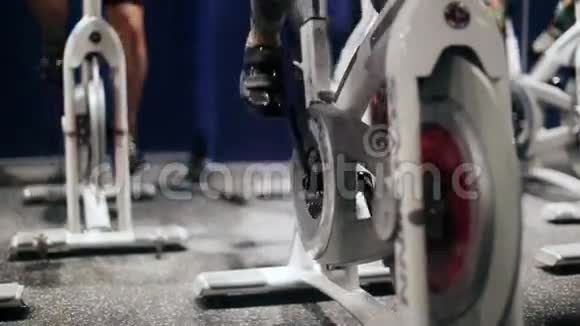 骑自行车室内运动骑自行车视频的预览图