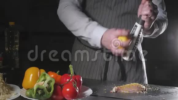生鸡肉准备用柠檬腌制在煎锅里用火煮餐厅厨房的专业厨师视频的预览图