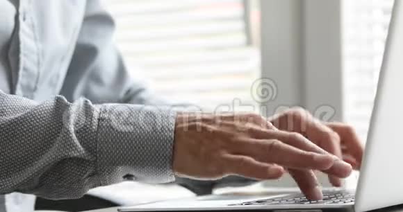 男人在他的笔记本电脑上打字视频的预览图