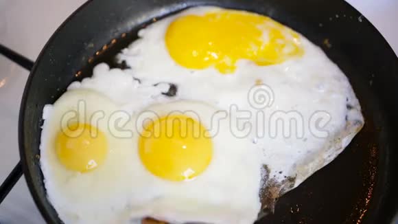 手用木抹子防止鸡蛋在平底锅中视频的预览图