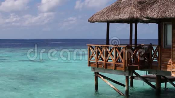 马尔代夫从水上别墅俯瞰海洋视频的预览图