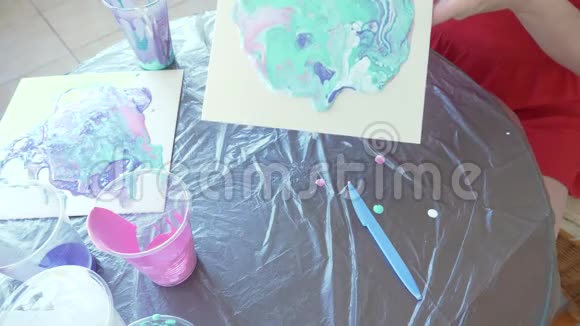 手女人准备和油漆画一幅流体艺术4k的画视频的预览图