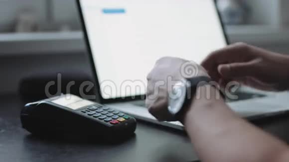 女士在办公室使用信用卡终端视频的预览图