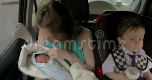 母亲和两个孩子在车里视频的预览图
