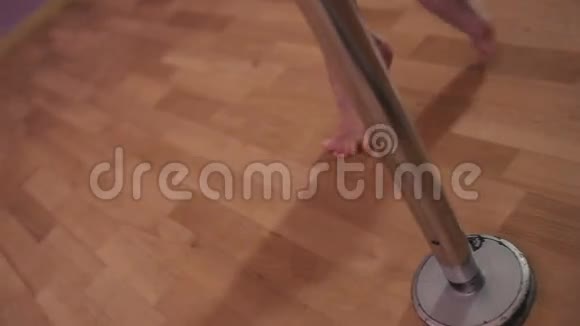 年轻女孩在舞蹈室用一根杆子跳舞视频的预览图