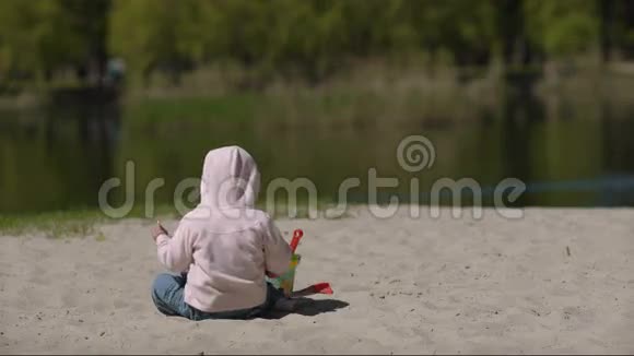 夏天快乐的孩子在沙滩上玩沙子视频的预览图