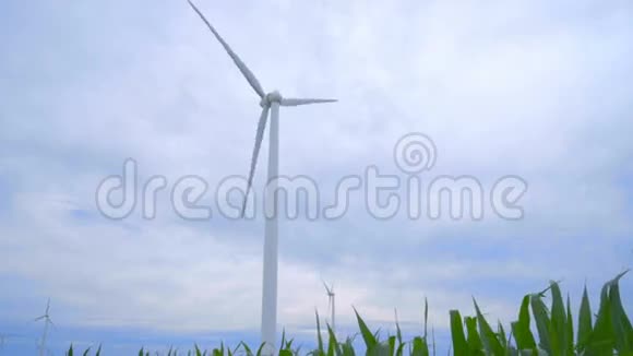 风力涡轮机产生风力发电空中风力涡轮机视频的预览图