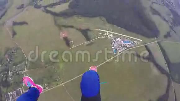 专业跳伞运动员在绿色森林上空跳伞高空视频的预览图