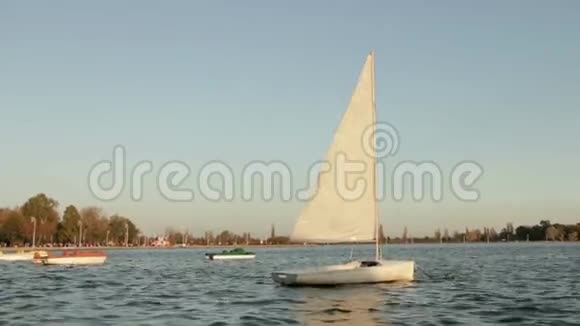 帆船在湖面上摇摆视频的预览图