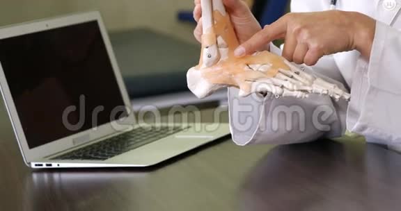 理疗师拿着一个骨架脚模型视频的预览图