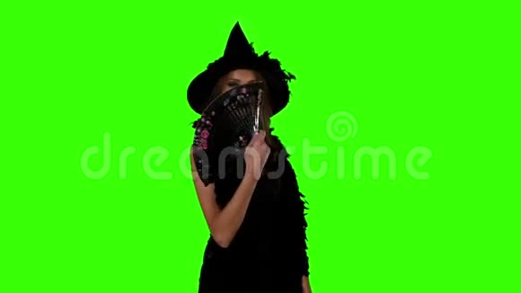 带着黑扇的万圣节女巫视频的预览图