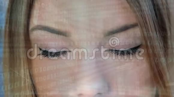 一个女人盯着二进制系统的数字合成视频的预览图