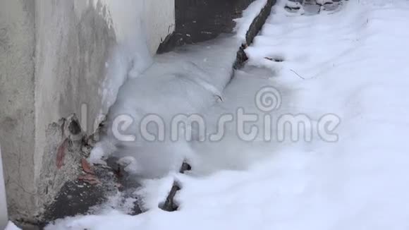 冬季室内墙体回热泵系统冻结冰桩4K视频的预览图