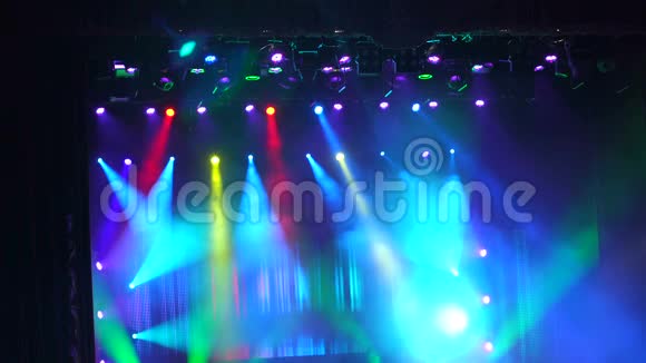 许多聚光灯在音乐会上照亮舞台视频的预览图