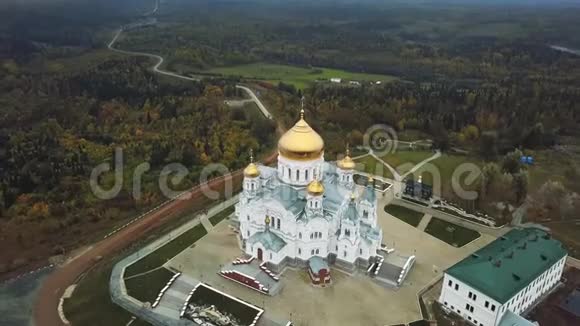 著名教堂和地标的鸟瞰图秋季户外的金色黄色住宅剪辑教堂顶部景观视频的预览图