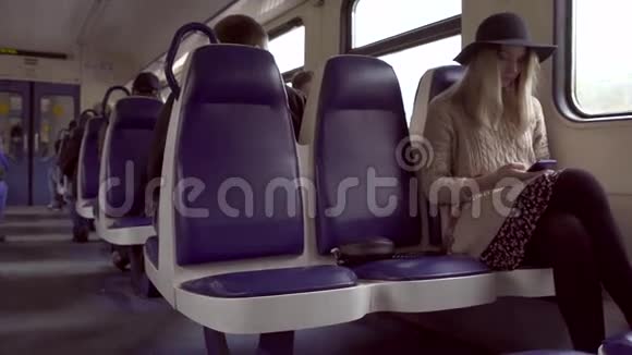 十几岁的少女在火车上听音乐和打电话视频的预览图