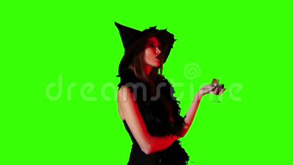 万圣节女巫用一杯绿色的血视频的预览图