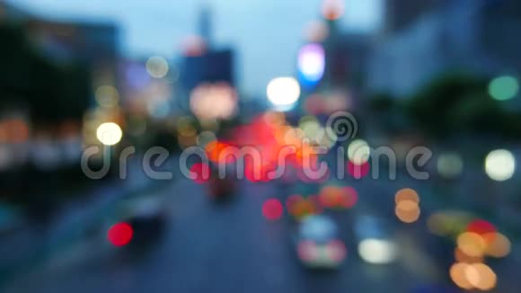 城市大街道上的交通和城市灯光分散视频的预览图