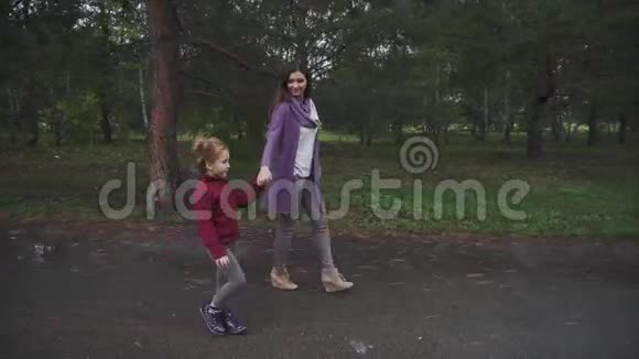 母女俩在秋天公园散步视频的预览图