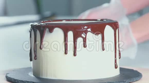 巧克力蛋糕装饰吃蛋糕糕点糕点厨师视频的预览图