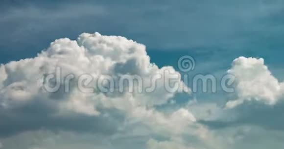多积云蓬松卷云层在多风天气下的时间间隔剪辑视频的预览图