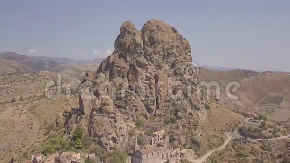 Pentedattillo教堂和废弃废墟希腊殖民地意大利视频的预览图