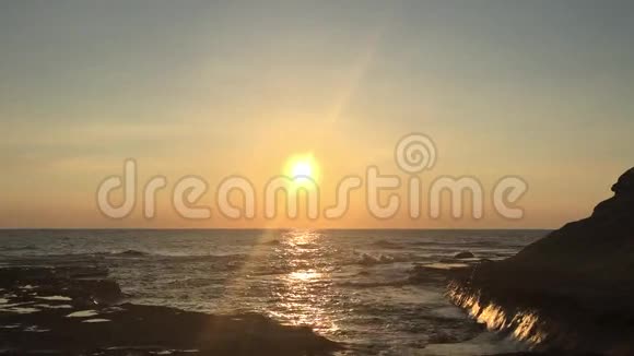 日出在海洋上空视频的预览图