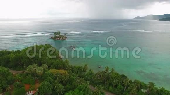 塞舌尔马河岛上的AnseRoyale热带海岸鸟瞰图视频的预览图