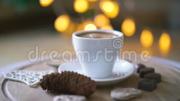 旋转木制背景咖啡糖果和饼干在4K视频的预览图