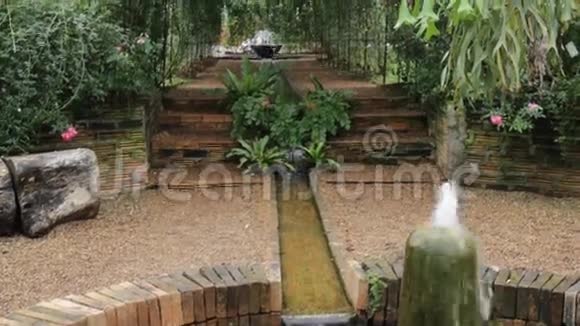 美丽的喷泉装饰在花园里视频的预览图