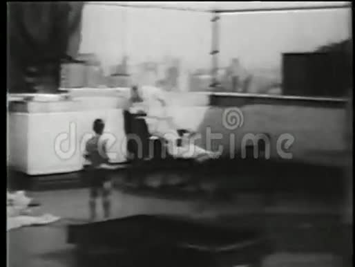 20世纪30年代在纽约市屋顶玩水的孩子们视频的预览图