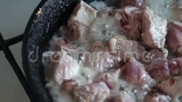 在煎锅里煮肉的慢镜头关门视频的预览图