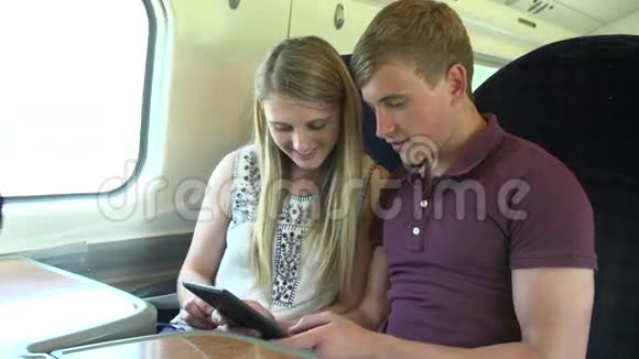 年轻夫妇读E书火车旅行视频的预览图