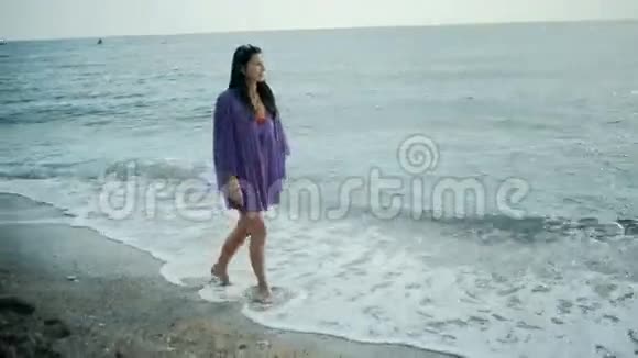 美丽浪漫的女人在暑假在海滩上散步视频的预览图