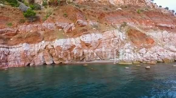 令人惊叹的红色海岸岩石空中视频的预览图