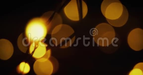 带有bokeh背景的圣诞灯光特写视频的预览图