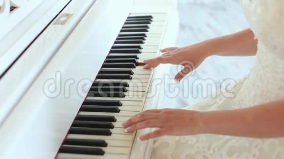 新娘的手在室内弹钢琴视频的预览图
