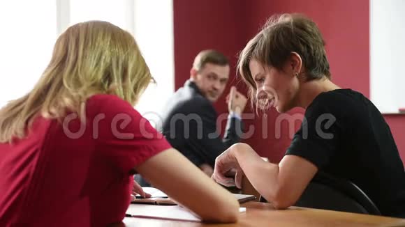 严肃的学生坐着考试视频的预览图