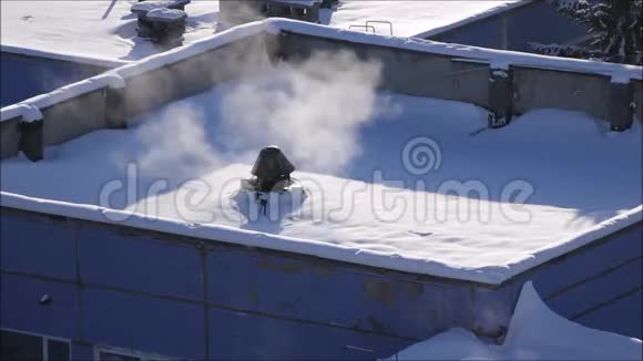 冬天的背景是一座覆盖着雪的现代建筑的屋顶视频的预览图