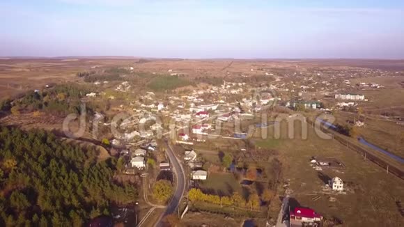 相机飞过小村庄视频的预览图