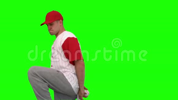 布鲁内特的人在绿色背景下扔棒球视频的预览图