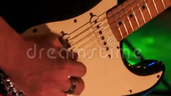 夜间酒吧的近距离手触电动吉他弦视频的预览图