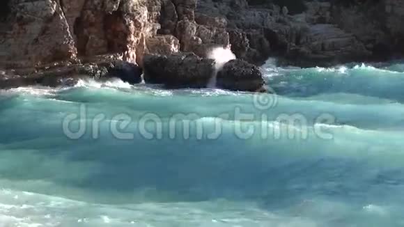 巨浪拍打着岩石视频的预览图