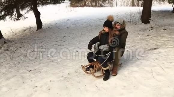 男孩和女孩雪橇冬天下雪的天气家庭幸福圣诞节的心情视频的预览图