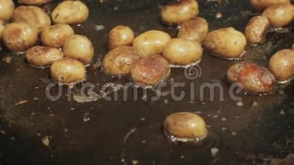 土豆煎炸在金属板上搅拌视频的预览图